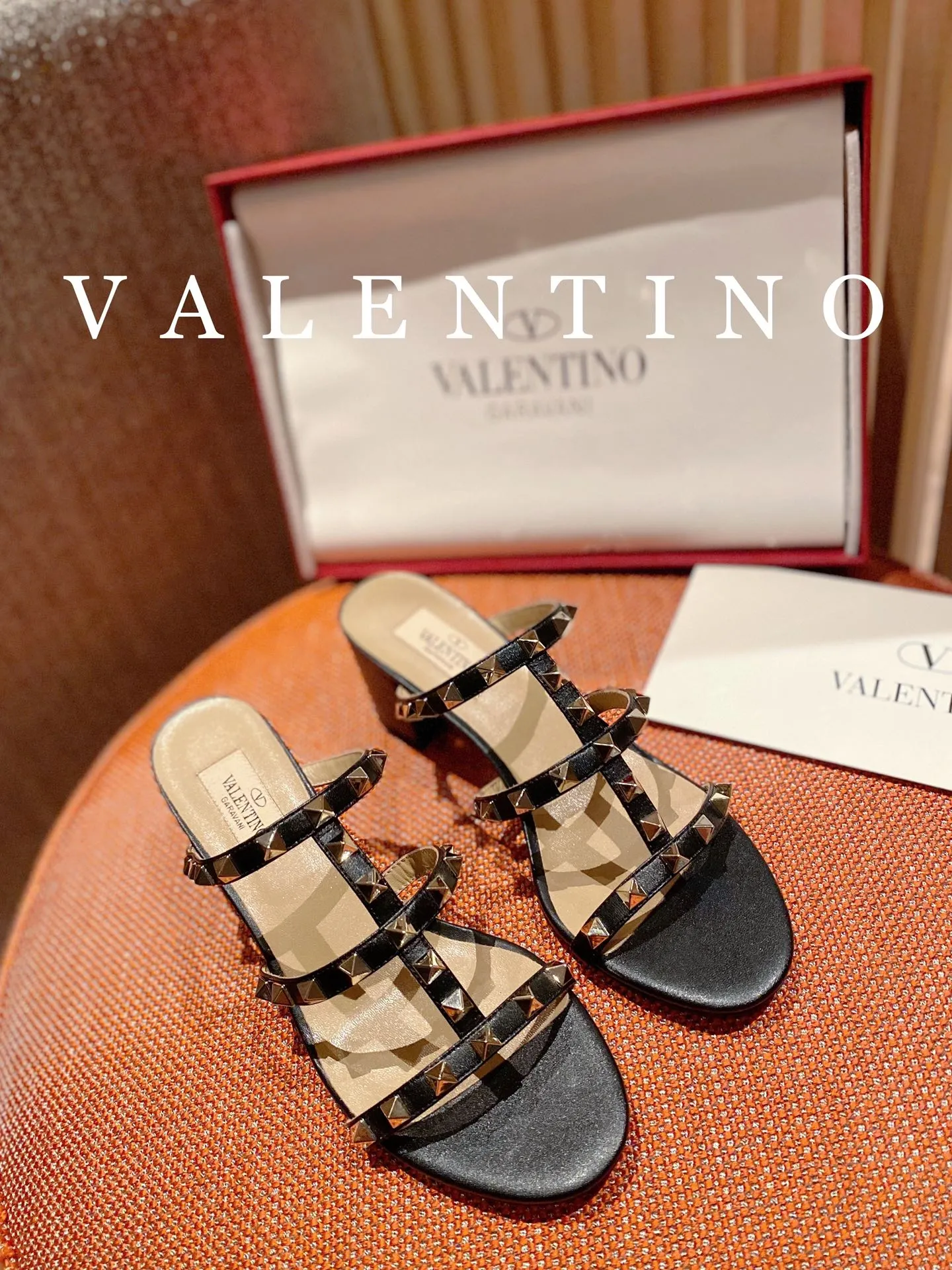 👟👟Ex-factory price 440👟👟 High-end quality 𝑉𝐴𝐿𝐸𝑁𝑇𝐼𝑁𝑂 Valentino ♡ͥ | Level🔍 The classic king flip flops are also so beautiful. The textured hardware brings out a full sense of luxury. After putting it on my feet, I was shocked that my feet looked slimmer! The new season lives up to expectations! Worth buying ★Imported cowhide is absolutely high-grade ❥Original method is absolutely sensual ❥Elegant style creates a different feeling🙈 Simple temperament style!  ♡ show bdetails ———————————— ⊿▸: Size｜35-40 (customized at 40.41.42) ⊿▸: Material｜Imported cowhide ⊿▸: Material | Padded sheepskin ⊿▸: Material | Italian🇮🇹 genuine leather outsole ⊿▸: Heel height｜6cm
